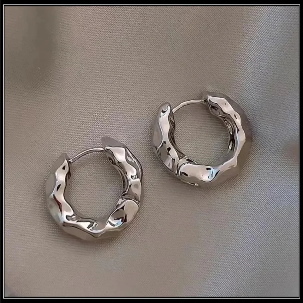 NEW GOLD NUGGET CHUNKY MOD TEXTURED HUGGIE HOOP EARRINGS - Picture 2 of 7